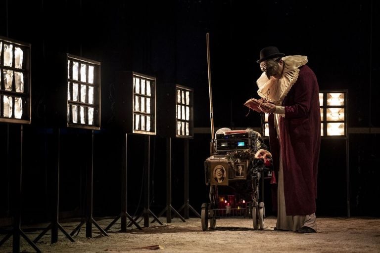 Linda Dalisi, E pecché? E pecché? E pecché? Pulcinella in Purgatorio, regia Andrea De Rosa. Teatro Stabile Napoli – Teatro Nazionale. Photo Marco Ghidelli