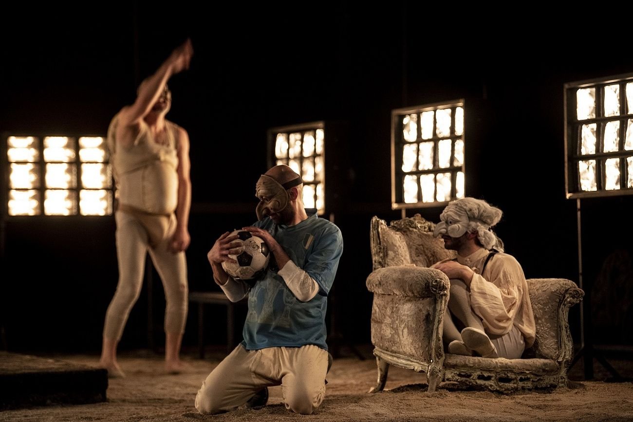 Linda Dalisi, E pecché? E pecché? E pecché? Pulcinella in Purgatorio, regia Andrea De Rosa. Teatro Stabile Napoli – Teatro Nazionale. Photo Marco Ghidelli