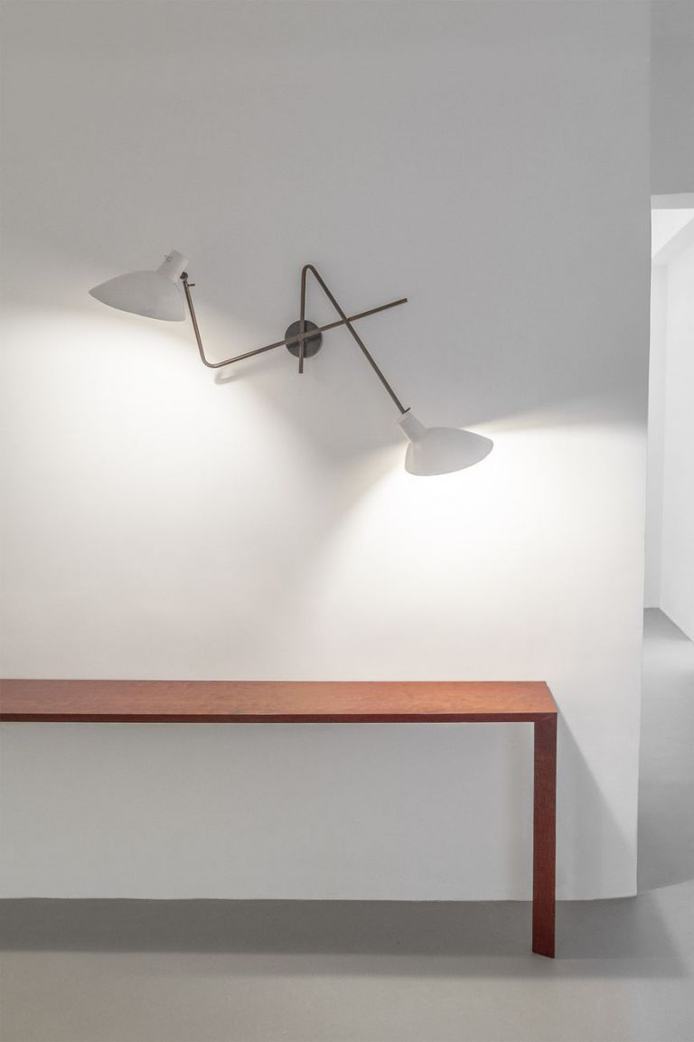 Luca Cipelletti, Console, XYZ Collection, 2018 (detail). Vittoriano Viganò by Arteluce, Wall Lamp Mod. 190. Courtesy Giustini Stagetti, Roma. Photo Omar Golli