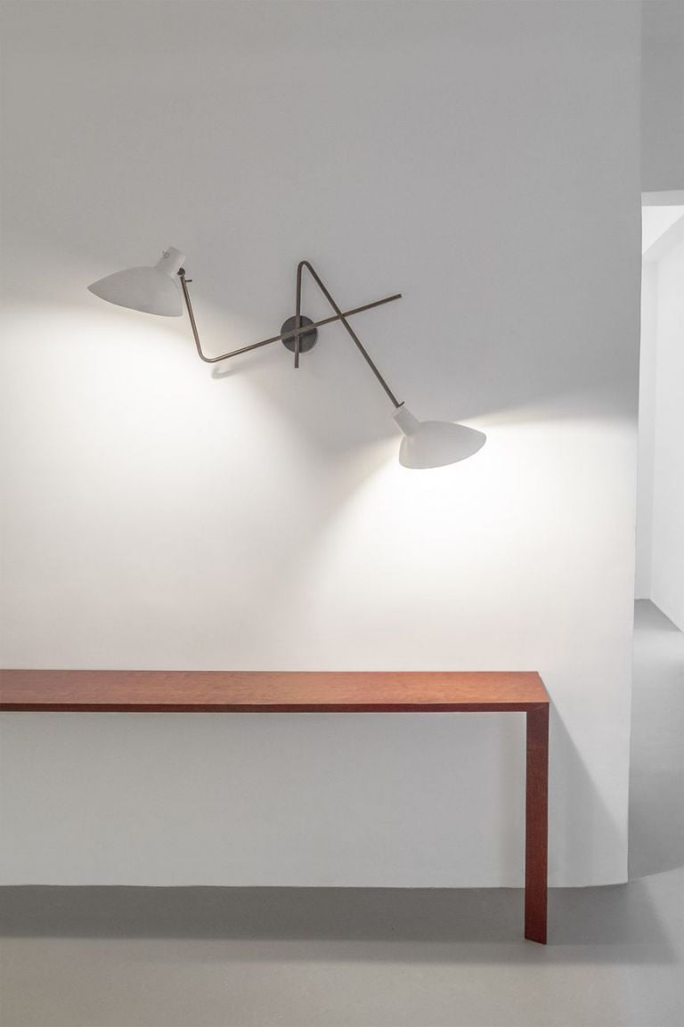 Luca Cipelletti, Console, XYZ Collection, 2018 (detail). Vittoriano Viganò by Arteluce, Wall Lamp Mod. 190. Courtesy Giustini Stagetti, Roma. Photo Omar Golli