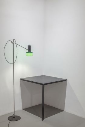 Luca Cipelletti, Corner Table, XYZ Collection, 2018. Gino Sarfatti by Arteluce, Floor Lamp Mod. 1083. Courtesy Giustini Stagetti, Roma. Photo Omar Golli