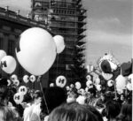 Lucius Burckhardt, Die mobile Haltestelle in Form von Luftballons (Fermata mobile sotto forma di palloncini), Kassel, 1993. Photo Helmut Aebischer – Courtesy Quodlibet