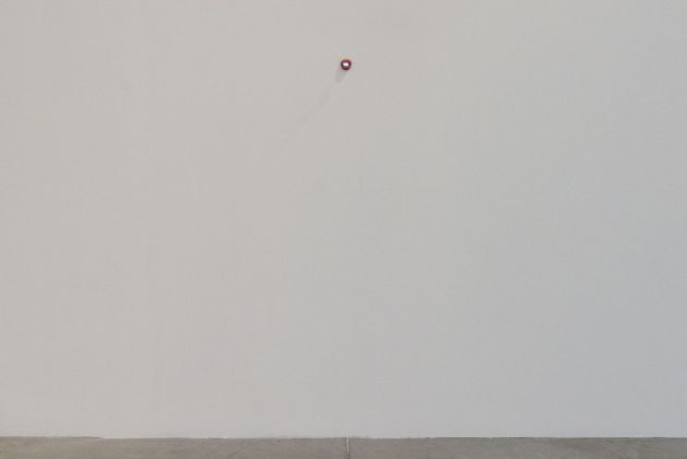 Mika Rottenberg, Smoky Lips (Study #4), 2018-19. Installation view at MAMbo – Museo d’Arte Moderna di Bologna, 2019. Photo credit Giorgio Bianchi _ Comune di Bologna. Courtesy l’artista e Hauser & Wirth