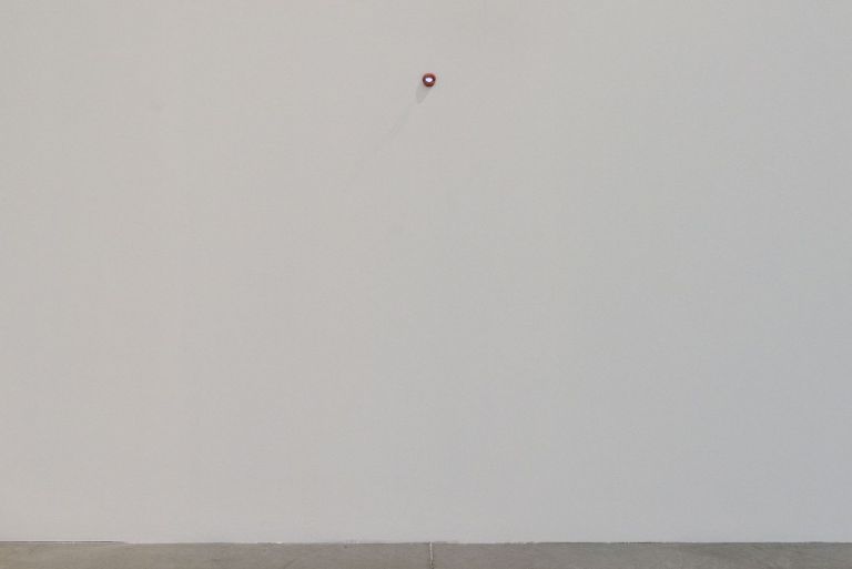 Mika Rottenberg, Smoky Lips (Study #4), 2018-19. Installation view at MAMbo – Museo d’Arte Moderna di Bologna, 2019. Photo credit Giorgio Bianchi _ Comune di Bologna. Courtesy l’artista e Hauser & Wirth