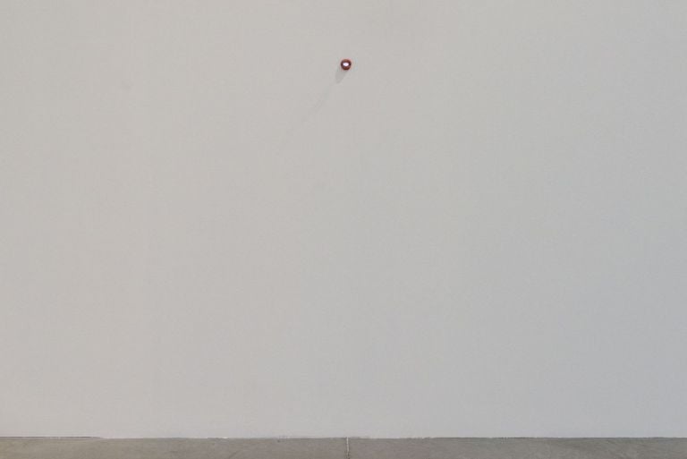 Mika Rottenberg, Smoky Lips (Study #4), 2018-19. Installation view at MAMbo – Museo d’Arte Moderna di Bologna, 2019. Photo credit Giorgio Bianchi _ Comune di Bologna. Courtesy l’artista e Hauser & Wirth