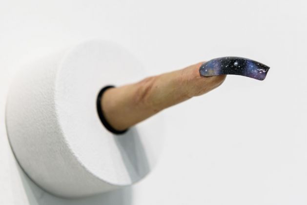 Mika Rottenberg, Finger, 2018. Installation view at MAMbo – Museo d’Arte Moderna di Bolo-gna, 2019. Photo credit Giorgio Bianchi _ Comune di Bologna. Courtesy l’artista e Hauser & Wirth