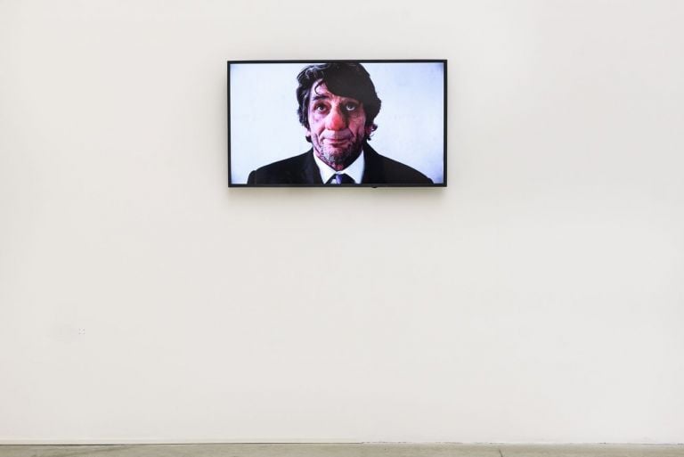 Mika Rottenberg, Sneeze, 2012. Installation view at MAMbo – Museo d’Arte Moderna di Bologna, 2019. Photo credit Giorgio Bianchi _ Comune di Bologna. Courtesy Collezione Antoine de Galbert, Parigi