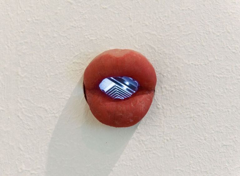 Mika Rottenberg, Smoky Lips (Study #4), 2018-19. Installation view at MAMbo – Museo d’Arte Moderna di Bologna, 2019. Photo credit Giorgio Bianchi _ Comune di Bologna. Courtesy l’artista e Hauser & Wirth