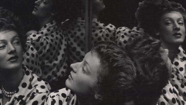Marella Agnelli fotografata da Erwen Blumenfeld, scattata nel suo studio di New York nel 1951. Foto © The Estate of Erwin Blumenfeld