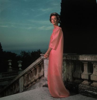 Marella Agnelli in posa per Philippe Halstman, abito Balenciaga, Villefranche sur Mer, Villa Leopolda, 1963