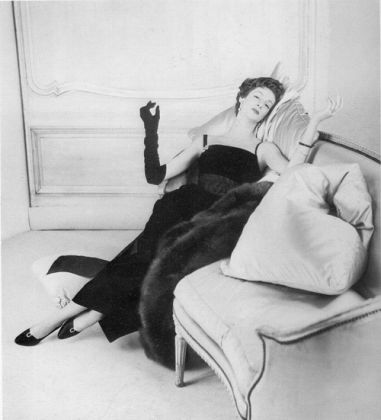 Marella Agnelli indossa un abito da sera di Jean Patou, foto di Henry Clarke, 1956
