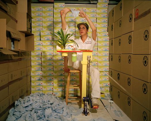 Mika Rottenberg, Tropical Breeze, 2004, video still. Collezione Pasquale Leccese. Courtesy Le Case D’Arte, Milano