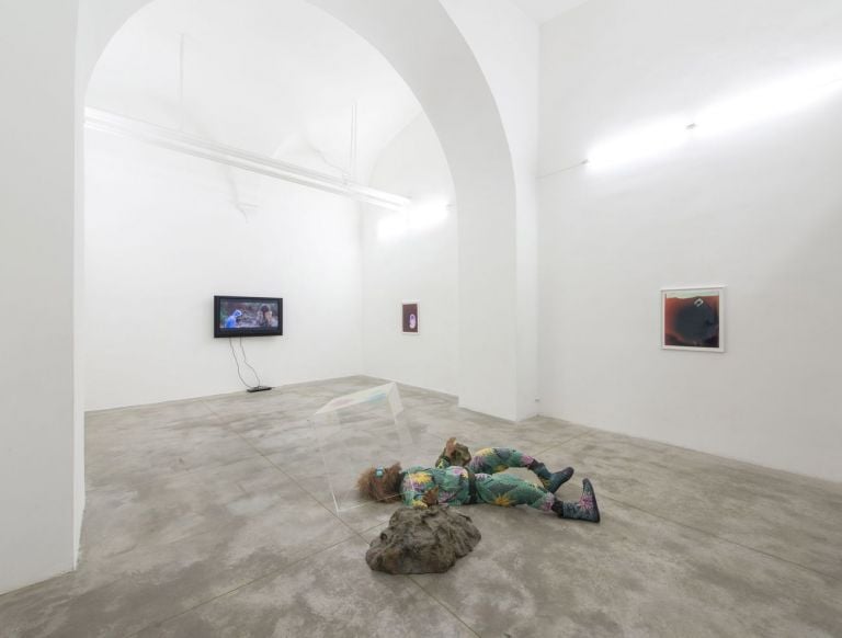 Nathaniel Mellors. Escape from Neolithic, 2017. Installation view at Monitor, Roma. Photo credits Giorgio Benni. Courtesy the artist & Monitor, Roma Lisbona