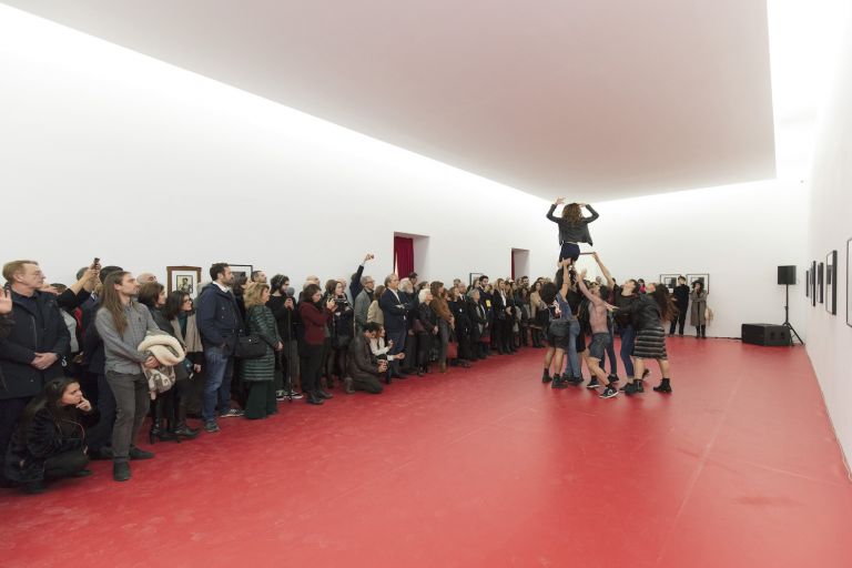 Olivier Dubois In Dialogue with Bob. Performance per Robert Mapplethorpe. Coreografia per una mostra. Courtesy Fondazione Donnaregina per le arti contemporanee. Photo © A Coreografare Mapplethorpe. A Napoli