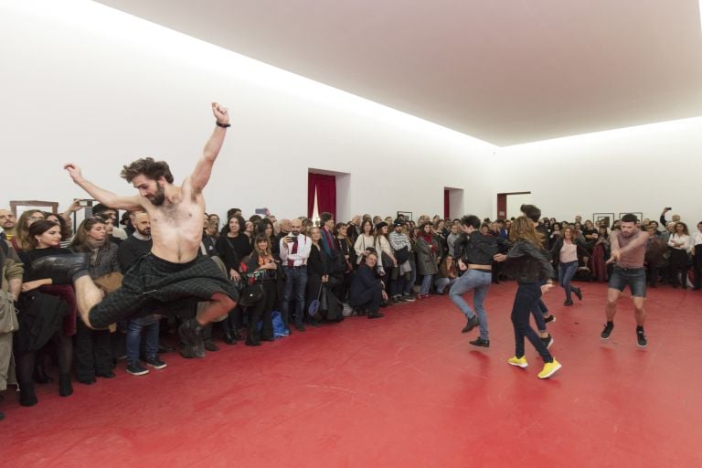 Olivier Dubois, In Dialogue with Bob. Performance per Robert Mapplethorpe. Coreografia per una mostra. Courtesy Fondazione Donnaregina per le arti contemporanee. Photo © Amedeo Benestante