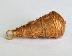 Particolari della bulla in oro con decorazione a sbalzo a grappoli d’uva, I secolo d.C. Classis Ravenna. Museo della Città e del Territorio. Photo credits Tommaso Raffoni – Fondazione RavennAntica