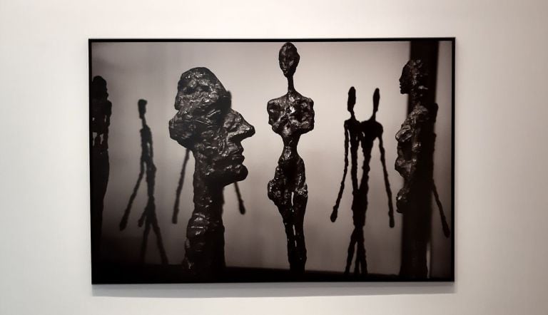 Peter Lindbergh, Alberto Giacometti. Tête sur socle (dite Tête sans crâne) et autres sculptures, Paris, 2017 © Peter Lindbergh (Courtesy Peter Lindbergh, Paris) © Succession Alberto Giacometti (Fondation Giacometti, Paris + ADAGP, Paris) 2019