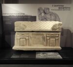 Sarcofago di Vibio Proto, pietra calcarea, III secolo d. C. Classis Ravenna. Museo della Città e del Territorio. Photo credits Tommaso Raffoni – Fondazione RavennAntica