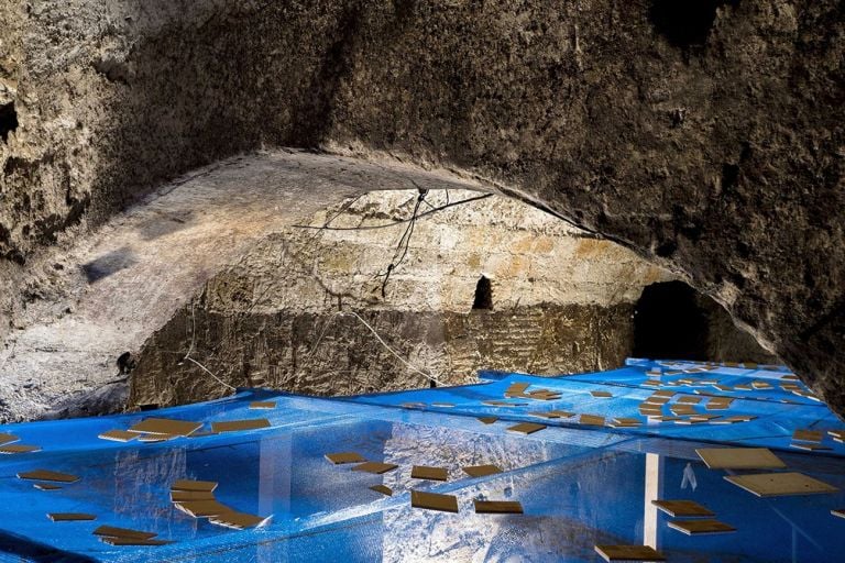 Underneath the Arches. Hera Büyüktaşçıyan. Acquedotto Augusteo del Serino, Napoli 2019. Photo © Maurizio Esposito