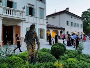 Maria Luigia a Modena. Lo chef Massimo Bottura apre con la moglie Lara Gilmore hotel pieno d’arte
