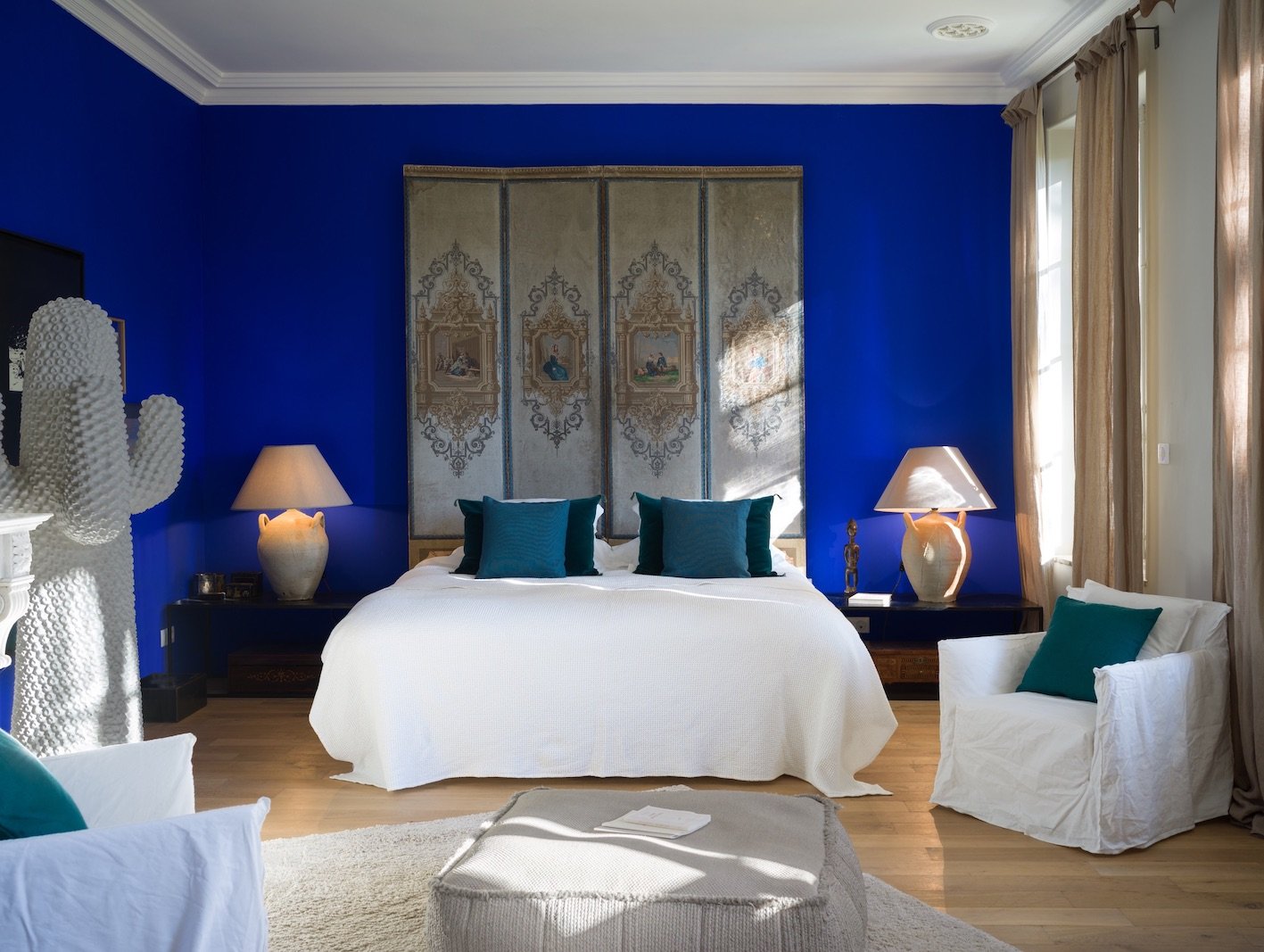 Где живут синие. Спальня в сине белых тонах. Спальня в синем цвете. Интерьер спальни в синих тонах. Синий цвет в интерьере спальни.