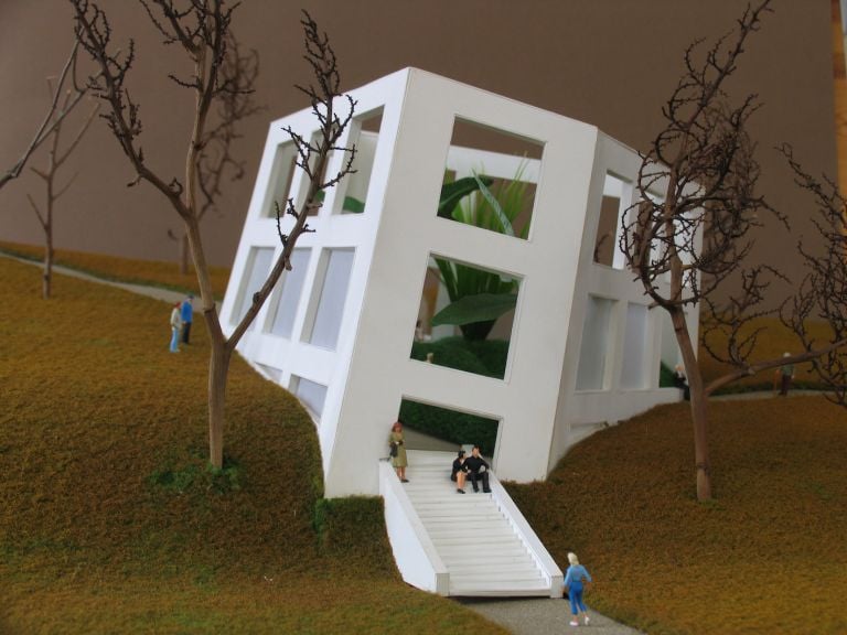 Work presented in the exhibition Bert Theis, Building Philosophy – Cultivating Utopia. 30.03.2019 – 25.08.2019, Mudam Luxembourg Bert Theis Pentagone 1 (Mudam-annex project), 2004, Model Foam board, artificial grass and plants 34 x 70 x 50 cm Project for a permanent installation for the Park Dräi Eechelen, Luxembourg (unrealised) Collection Mariette Schiltz © Photo: Bert Theis