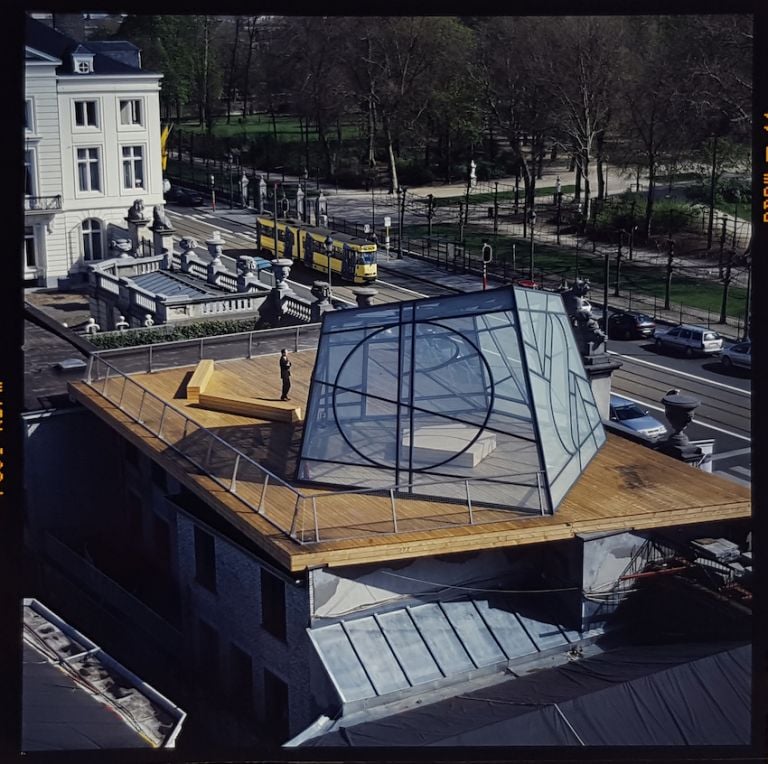 Work presented in the exhibition Bert Theis, Building Philosophy – Cultivating Utopia. 30.03.2019 – 25.08.2019, Mudam Luxembourg Bert Theis European Pentagon, Safe & Sorry Pavilion, 2005 Steel, semi-transparent glass, wood, metallic structure Pavilion : 564 x 1094 x 973 cm, platform: 0.30 x 27.15 x 12.60 m Technical conception: in collaboration with Rob Engel Permanent installation, Place de l’Europe, Luxembourg (since 2007) Produced in 2005 as a temporary installation for the roof of BOZAR – Palais des Beaux-Arts, Brussels, in the context of the Luxembourg Presidency of the Council of the EU, 2005 Collection Ministry of Culture, Luxembourg © Photo: Philippe De Gobert, courtesy Erna Hecey Gallery