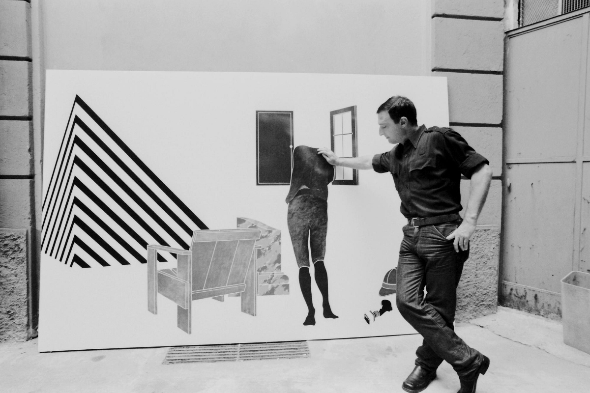 Emilio Tadini ritratto nel cortile dello Studio Marconi in occasione della mostra “Viaggio in Italia”, ottobre 1971 Fotografia di Enrico Cattaneo, courtesy Lara Facco P&C 