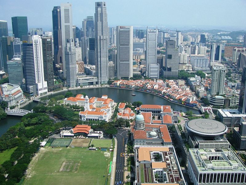 Aerial view of the Civic District, Singapore River and Central Business District, Singapore, ph. Jxcacsi, fonte Wikipedia