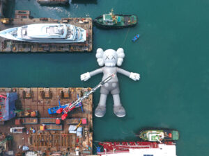 L’enorme topo galleggiante di Hong Kong, realizzato dall’artista KAWS sarà presto smantellato