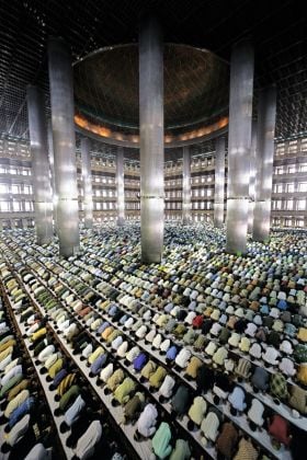 Ahmad Zamroni, Muslims at prayer, Jakarta 2007 © Ahmad Zamroni
