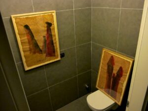 Aldo Mondino nella toilette. La nuova mostra di Freaks Cabinet a Torino