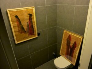 Aldo Mondino nella toilette. La nuova mostra di Freaks Cabinet a Torino