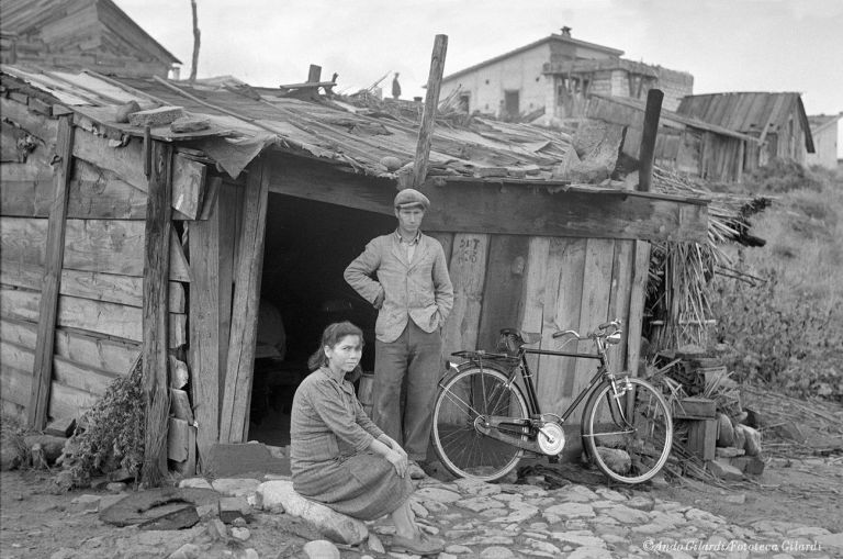 Ando Gilardi, Abitare a Crotone, Crotone 1954-56. Courtesy GAM, Torino