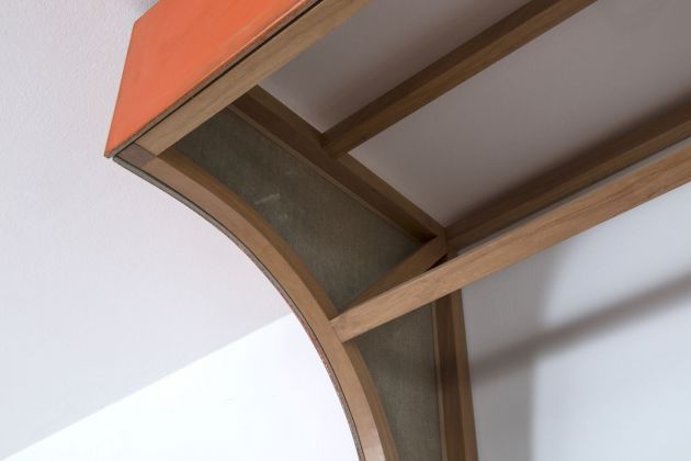 Andrea Bocca, Untitled (mezzo arco arancione), 2017, dettaglio, legno, lino, mestica, 90 x 230 x 70 cm. Photo Nicolò Chiodin