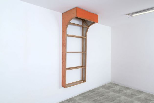 Andrea Bocca, Untitled (mezzo arco arancione), 2017, legno, lino, mestica, 90 x 230 x 70 cm. Photo Nicolò Chiodin