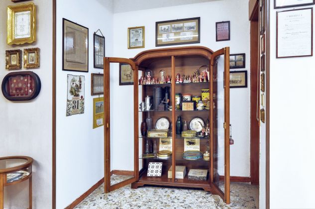 Collezione Bonelli. Vetrina contenente una collezione di San Gennaro. Photo credits Angelo Marra