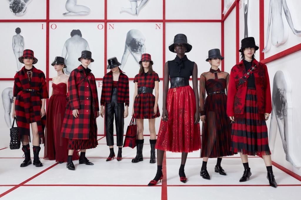 Lessico femminista alla sfilata prêt-à-porter di Dior. Tra le opere di Tomaso Binga