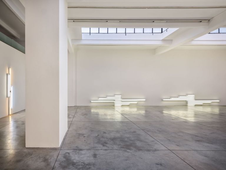 Dan Flavin. Installation view at Cardi Gallery, Milano 2019 © 2018 Estate of Dan Flavin _ Artists Rights Society (ARS), New York. Courtesy Cardi Gallery, Milano Londra. Photo credits Carlo Vannini