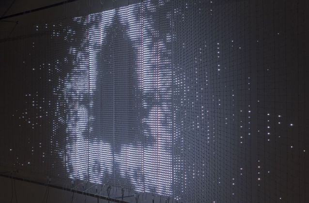 David Reimondo, Frammenti di un discorso amoroso, 2019. 10.983 LED RGB, rete metallica e video in loop. Photo Serge Domingie