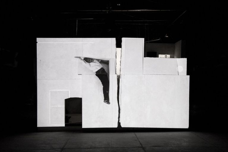Dimitris Kourtakis, Failing to levitate in my studio. Photo per gentile concessione del Festival VIE
