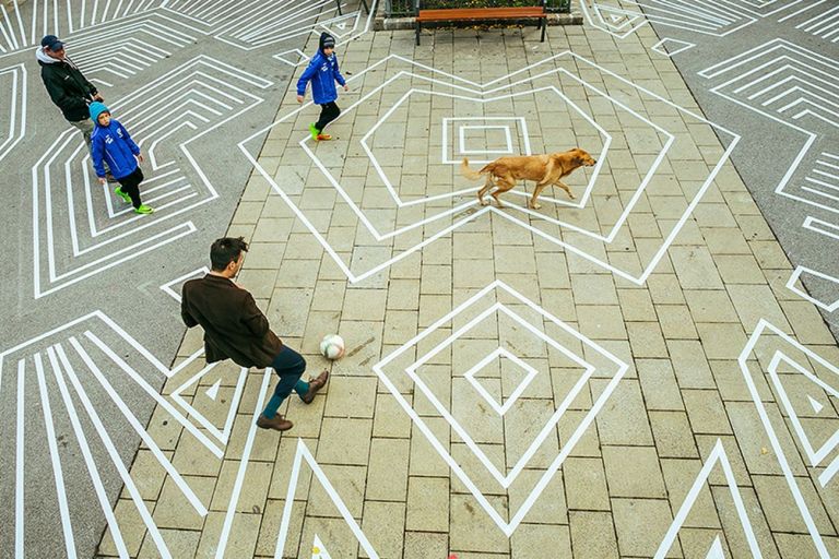 Drawing Public Space, Vienna. Una delle fasi dello smontaggio progressivo della pavimentazione © Kollektiv Fischka Courtesy ECÒL