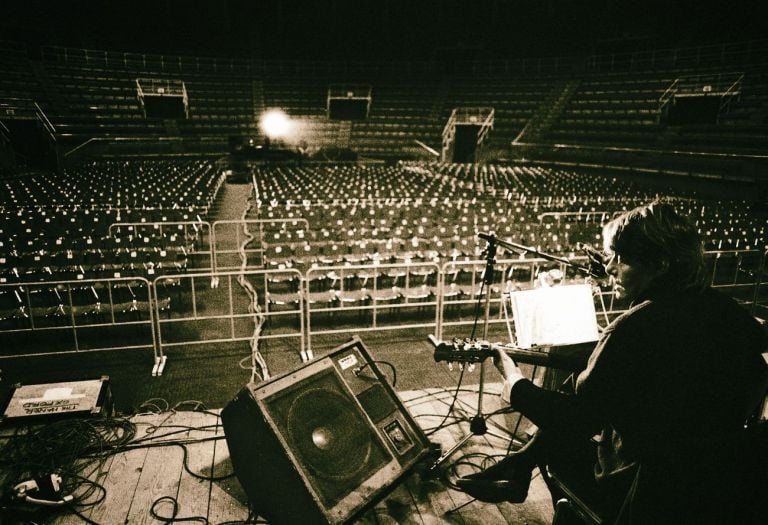 Fabrizio De André. Palasport, Bologna, 1979. Tournée con PFM. Photo © Guido Harari