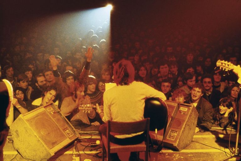 Fabrizio De André. Teatro Tenda, Firenze, 1979. Tournée con PFM. Photo © Guido Harari