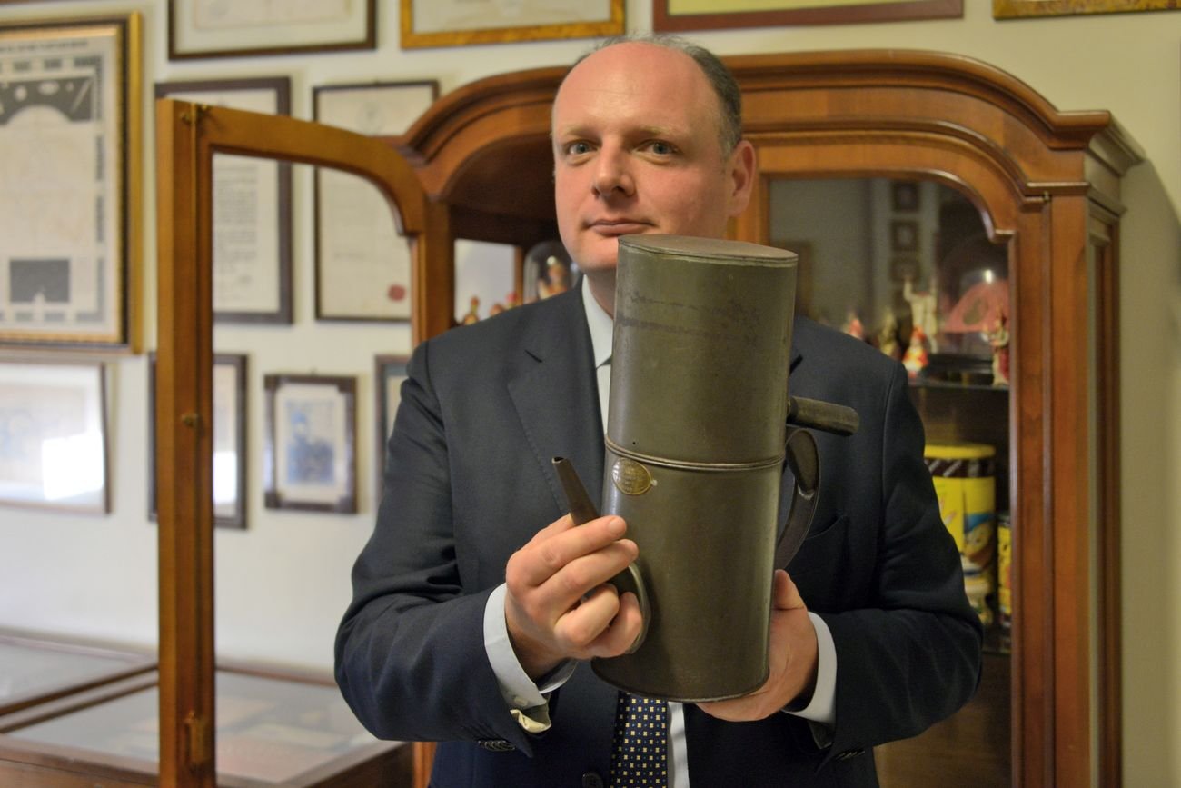 Gaetano Bonelli con la cuccuma, la caffettiera napoletana “cuccumella”, in lingua napoletana. Photo credits Angelo Marra