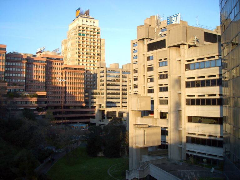 Genova, il complesso del Centro dei Liguri e il Grattacielo dell'Orologio (Torre Piacentini). Via Wikipedia