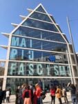 Mai più Fascismo: l’installazione di Fabrizio Dusi alla Fondazione Feltrinelli di Milano