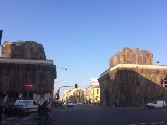 Ibrahim Mahama, A Friend. Installazione per Fondazione Trussardi a Porta Venezia, Milano 