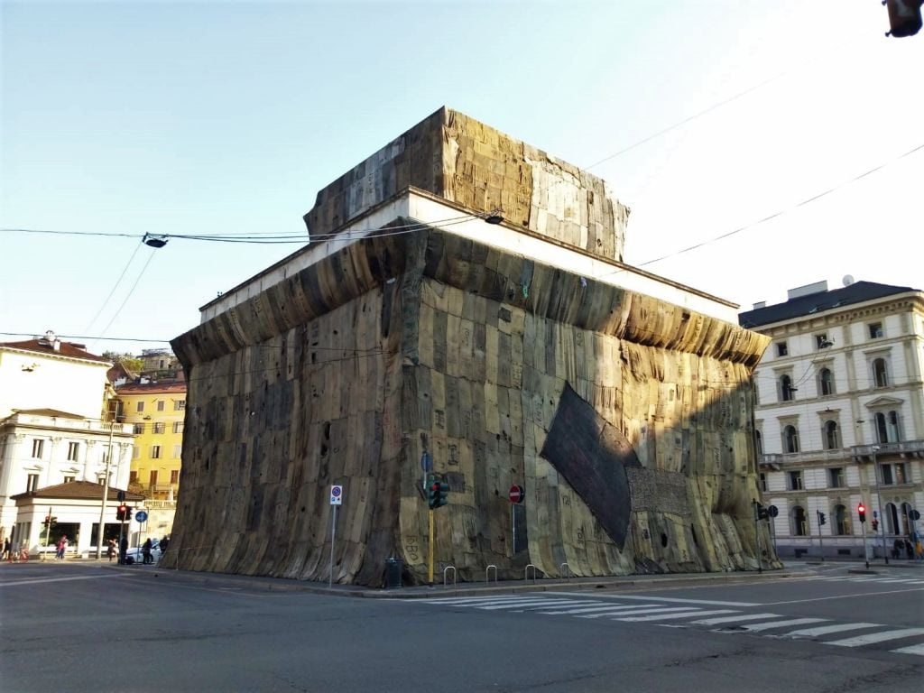 La mega installazione di Ibrahim Mahama a Porta Venezia per Fondazione Trussardi