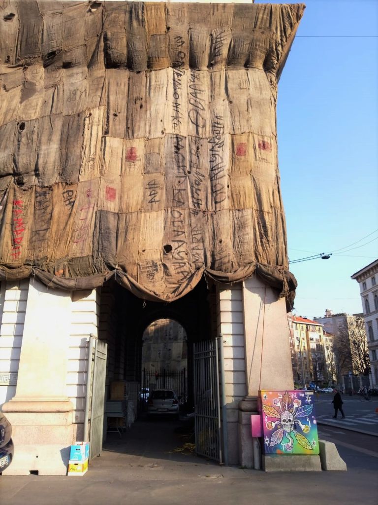 Ibrahim Mahama, A Friend. Installazione per Fondazione Trussardi a Porta Venezia, Milano